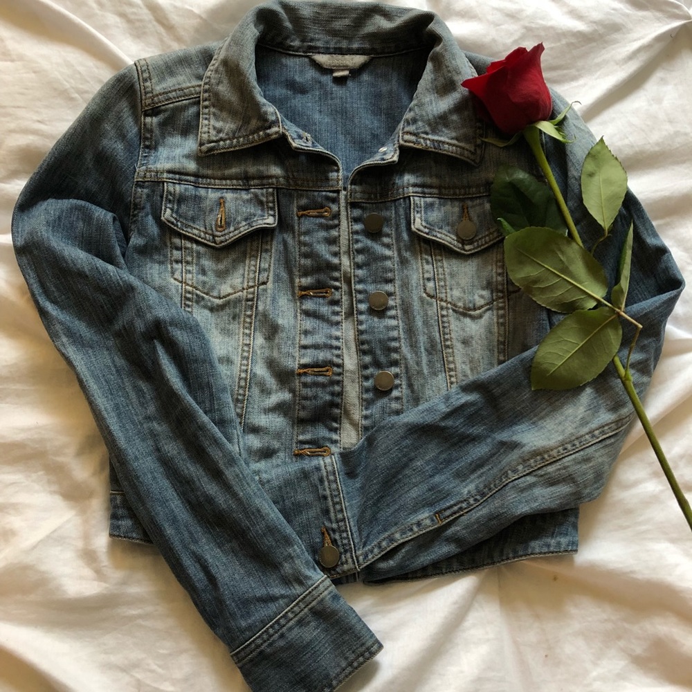 Fitted light wash jean jacket